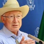 Durante acrobacia, avión de la Fuerza Aérea Italiana se estrella contra auto, dejando a un menor sin vida