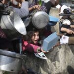 Christian Nodal revela que le tuvo que rogar a Cazzu para andar con él