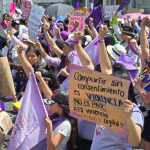 8M en Oaxaca: violencia y desalojo policial tras protestas con daños materiales