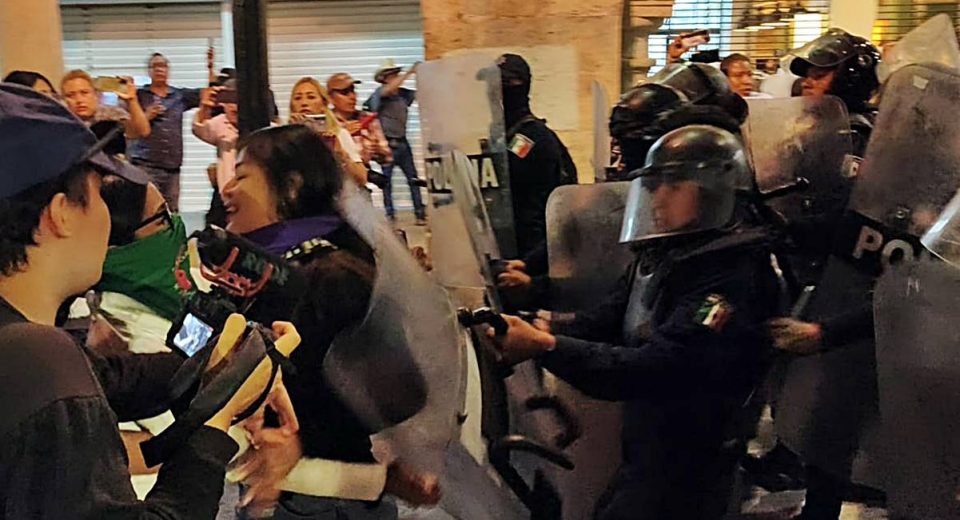 8M en Oaxaca: violencia y desalojo policial tras protestas con daños materiales