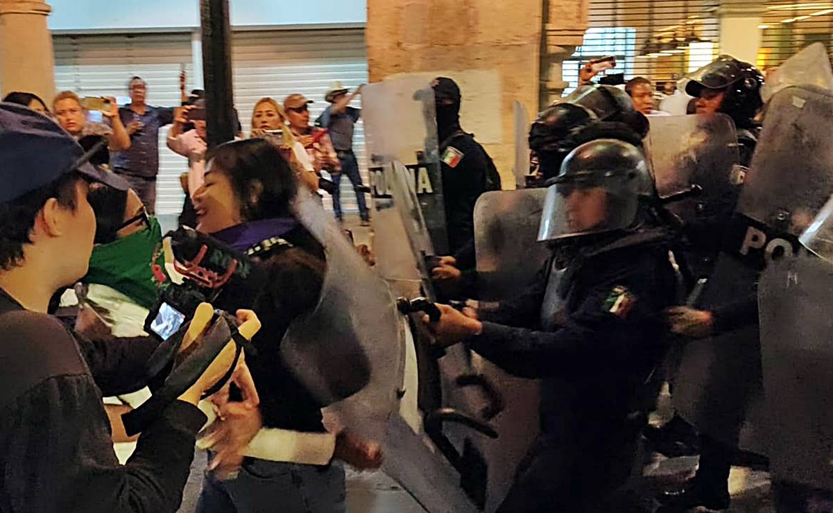8M en Oaxaca: violencia y desalojo policial tras protestas con daños materiales
